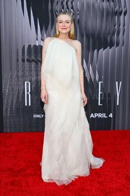 dakotafanningdaily-ripleylapremiere-0100.jpg