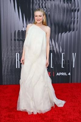 dakotafanningdaily-ripleylapremiere-0102.jpg