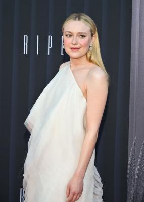dakotafanningdaily-ripleylapremiere-0123.jpg