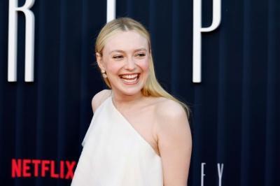 dakotafanningdaily-ripleylapremiere-0125.jpg