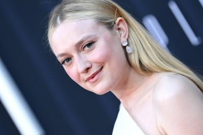 dakotafanningdaily-ripleylapremiere-0131.jpg