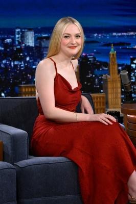 dakotafanningdaily-thetonightshow-06.jpg