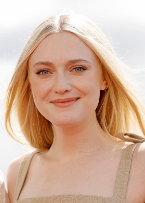 dakotafanningdaily-thewatchedphotocallinlondon-024.jpg