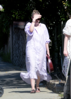 dakotafanningdaily-outinlosangeles-13.jpg