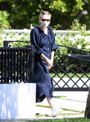 dakotafanningdaily-leavingherhomeinla-007.jpg
