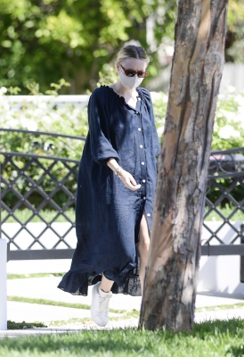 dakotafanningdaily-leavingherhomeinla-008.jpg