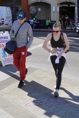 dakotafanningdaily-leavingerewhonmarket-21.jpg