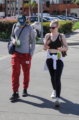 dakotafanningdaily-leavingerewhonmarket-24.jpg