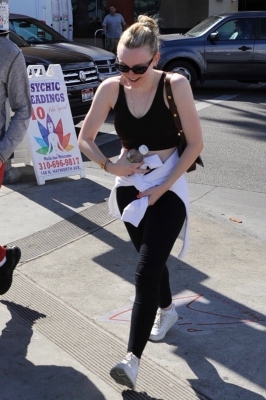 dakotafanningdaily-leavingerewhonmarket-33.jpg