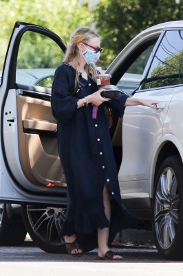 dakotafanningdaily-arrivingatherhomeinlosangeles-004.jpg