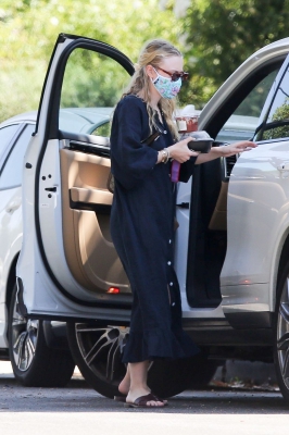 dakotafanningdaily-arrivingatherhomeinlosangeles-006.jpg