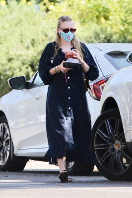 dakotafanningdaily-arrivingatherhomeinlosangeles-008.jpg