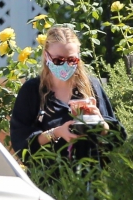 dakotafanningdaily-arrivingatherhomeinlosangeles-011.jpg
