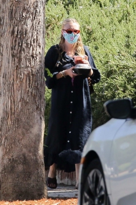dakotafanningdaily-arrivingatherhomeinlosangeles-017.jpg