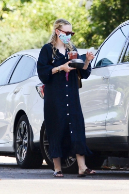 dakotafanningdaily-arrivingatherhomeinlosangeles-019.jpg