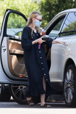 dakotafanningdaily-arrivingatherhomeinlosangeles-021.jpg