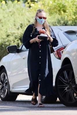 dakotafanningdaily-arrivingatherhomeinlosangeles-040.jpg