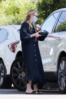 dakotafanningdaily-arrivingatherhomeinlosangeles-041.jpg