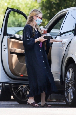 dakotafanningdaily-arrivingatherhomeinlosangeles-042.jpg