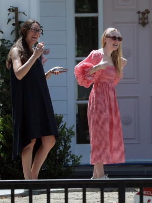 dakotafanningdaily-outsideherhome-22.jpg