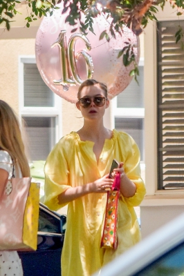 dakotafanningdaily-leavinghercousinbirthday-01.jpg