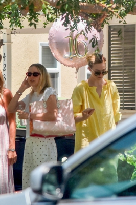 dakotafanningdaily-leavinghercousinbirthday-04.jpg