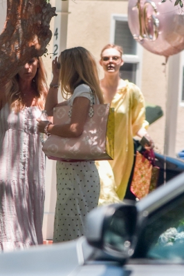 dakotafanningdaily-leavinghercousinbirthday-06.jpg