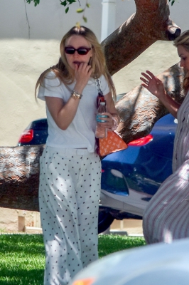 dakotafanningdaily-leavinghercousinbirthday-19.jpg