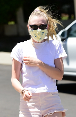 dakotafanningdaily-outandaboutinla-26.jpg