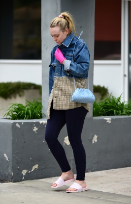 dakotafanningdaily-outinlosangeles-04.jpg