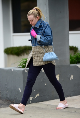 dakotafanningdaily-outinlosangeles-05.jpg
