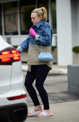 dakotafanningdaily-outinlosangeles-10.jpg