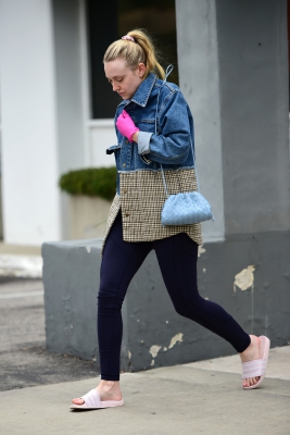 dakotafanningdaily-outinlosangeles-11.jpg