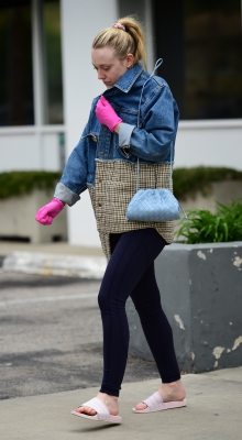 dakotafanningdaily-outinlosangeles-13.jpg