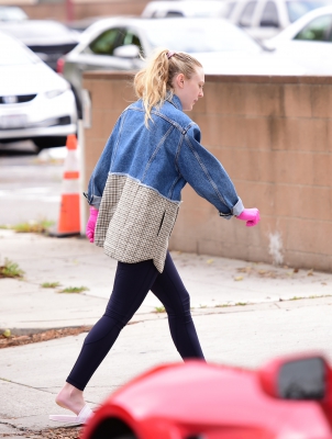 dakotafanningdaily-outinlosangeles-14.jpg