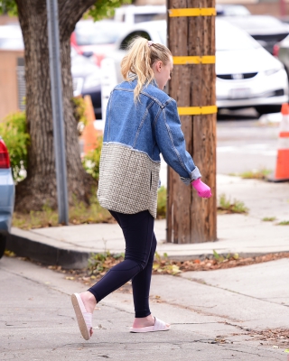 dakotafanningdaily-outinlosangeles-15.jpg