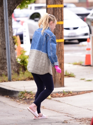 dakotafanningdaily-outinlosangeles-16.jpg