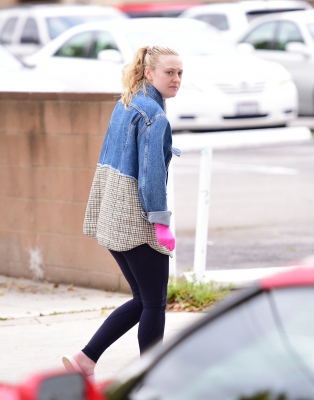 dakotafanningdaily-outinlosangeles-19.jpg
