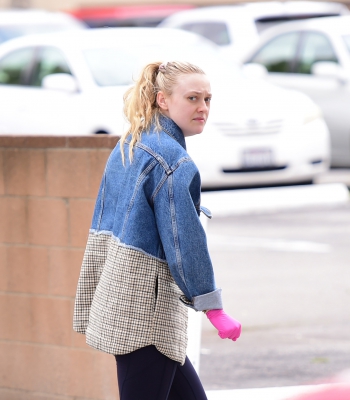 dakotafanningdaily-outinlosangeles-23.jpg