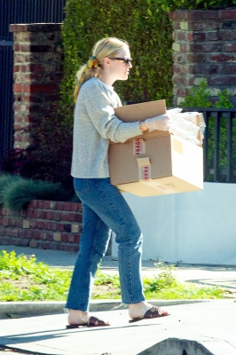 dakotafanningdaily-outsideherhome-02.jpg