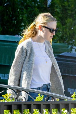 dakotafanningdaily-outsideherhome-11.jpg