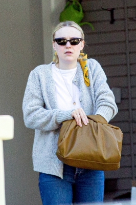 dakotafanningdaily-outsideherhome-17.jpg