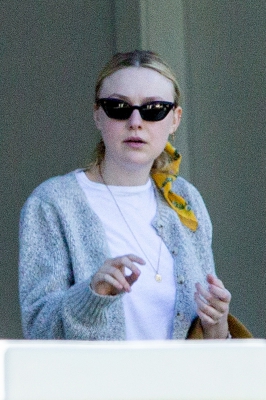 dakotafanningdaily-outsideherhome-26.jpg