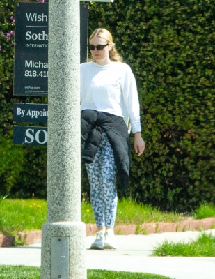 dakotafanningdaily-returningtoherhome-2.jpg