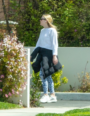 dakotafanningdaily-returningtoherhome-4.jpg