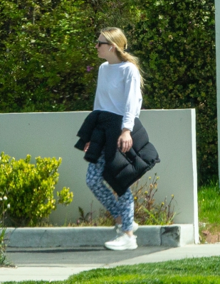 dakotafanningdaily-returningtoherhome-5.jpg