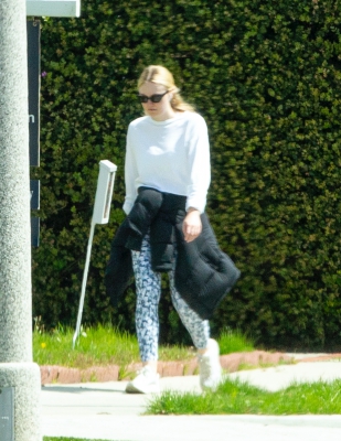 dakotafanningdaily-returningtoherhome-6.jpg