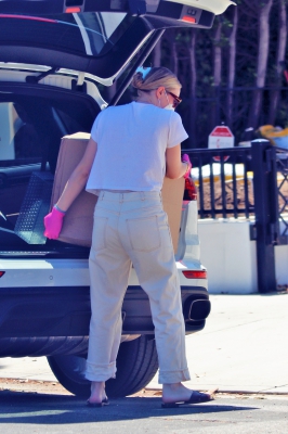 dakotafanningdaily-outsideherhome-07.jpg