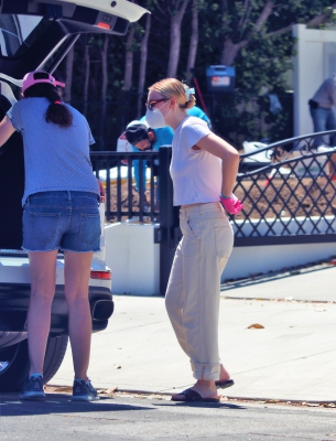 dakotafanningdaily-outsideherhome-11.jpg