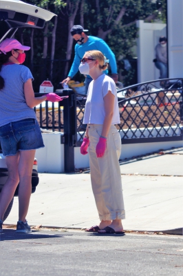 dakotafanningdaily-outsideherhome-22.jpg